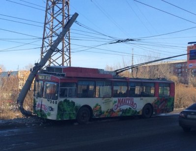В Иркутске троллейбус с пассажирами врезался в бетонный столб