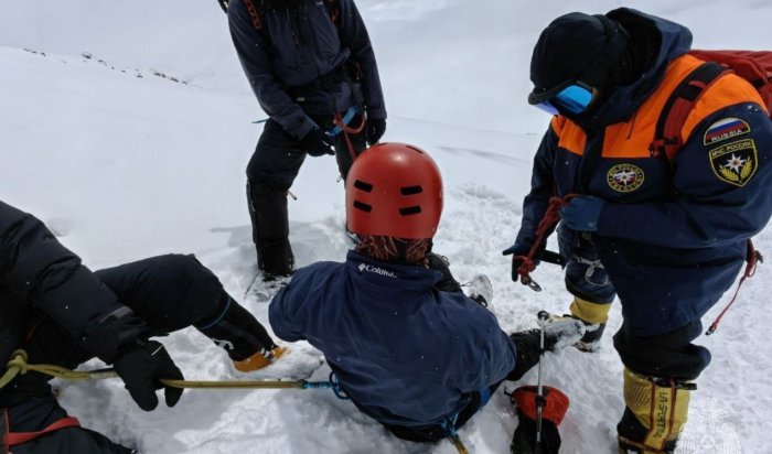 С Эльбруса эвакуировали альпиниста из Иркутска
