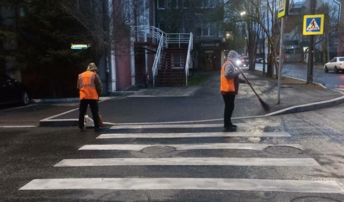 В Иркутске продолжают убирать улицы