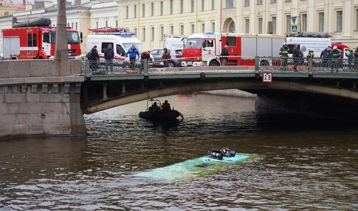 В Санкт-Петербурге семь человек погибли при падении автобуса в реку