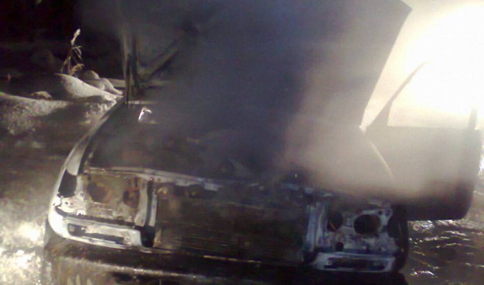 В Тулуне на пожаре погиб человек, в Иркутске сгорело два автомобиля