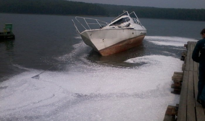 Брошенное судно лежит на правом борту в Иркутском водохранилище