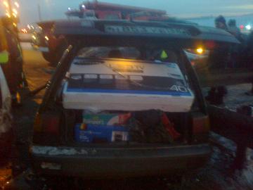 Спасатели вытащили из искореженной машины двух пострадавших женщин и ребенка