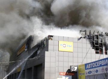 Из горящего автосервиса на ул. Маяковского эвакуировали 15 человек