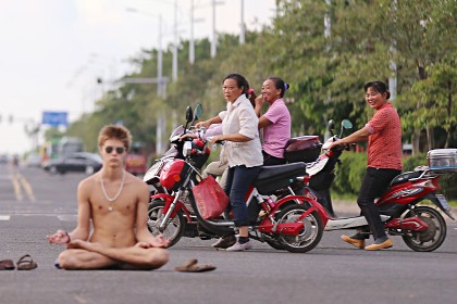 Иркутский студент разделся догола и устроил медитацию посреди дороги в Китае