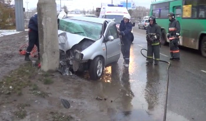 Водитель врезался в столб в Иркутске