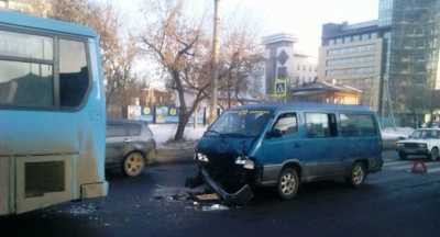 В Иркутске полиция разбирается в дорожном происшествии с участием общественного транспорта