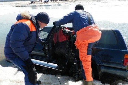 На реке Баргузин два человека погибли, провалившись под лед на автомобиле