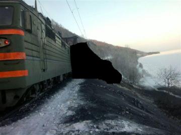 В Иркутской области иномарка столкнулась с грузовым поездом