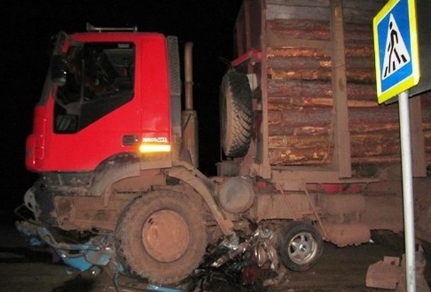 В Иркутской области лесовоз подмял под себя жигули, водитель погиб