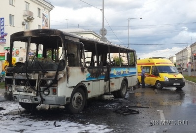 В Ангарске пассажиры едва успели покинуть загоревшийся автобу