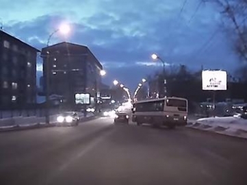 В Иркутске задержали водителя автобуса, устроившего гонки на улице Советской (Видео