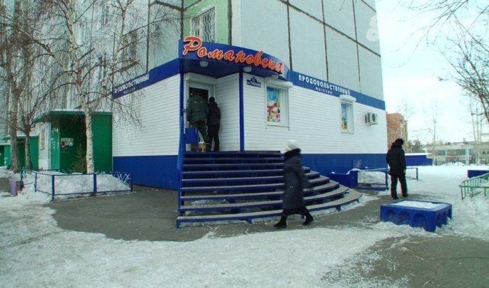 В Братске полиция задержала подростков, подорвавших дверь продовольственного магазина