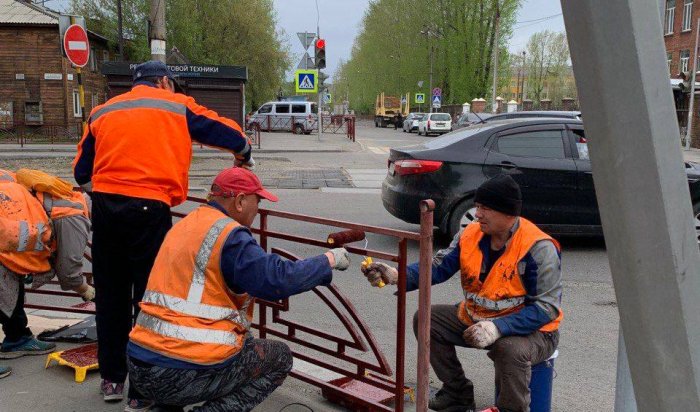 В Иркутске продолжают красить ограждения и остановочные павильоны