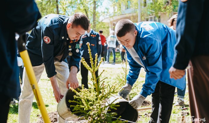В Иркутске в честь 50-летия начала строительства БАМа высадили деревья