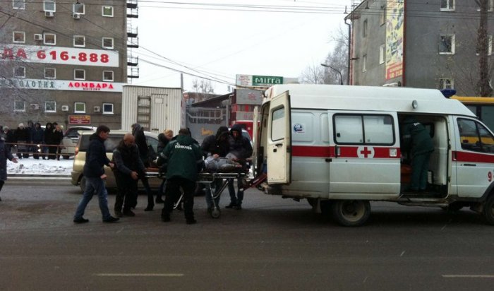 ДТП на Байкальской: автомобиль сбил девушку, переходившую дорогу в неположенном месте
