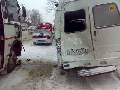 В Иркутске столкнулись автобус и маршрутное такси
