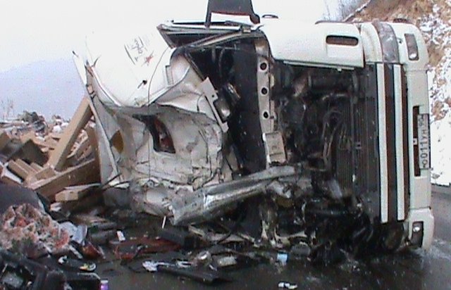 Крупная авария в Слюдянском районе: перевернулся автопоезд