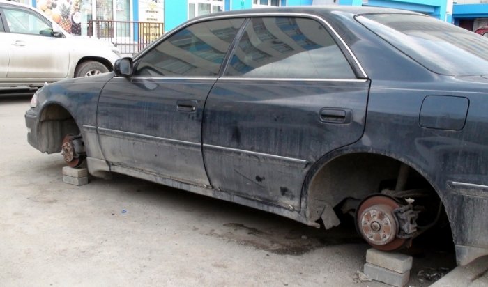 Сотрудники иркутской полиции предотвратили кражу колес с иномарки