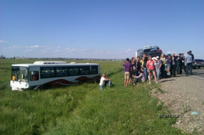 Под Иркутском легковая иномарка протаранила колонну автобусов с детьми