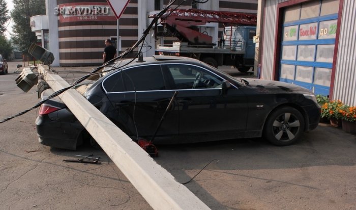 Муляж светофора упал на седан BMW в Иркутске