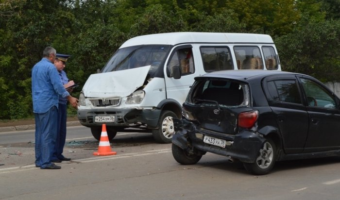 В Иркутске в аварии с участием маршрутного такси пострадало 5 человек
