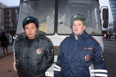 Экипаж ДПС помог затушить загоревшийся пассажирский автобус в центре Иркутска