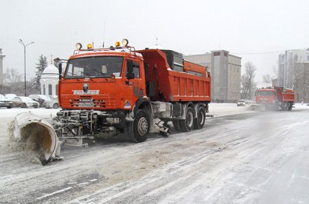«Иркутскавтодор» убирает улицы с начала снегопада