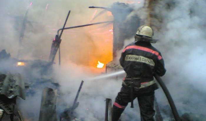 Минувшей ночью пожар охватил китайский рынок в Иркутске