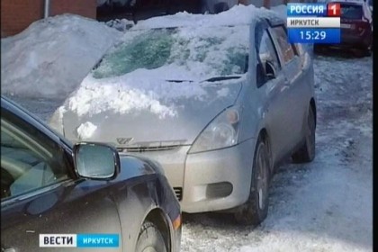 Снежная глыба рухнула на припаркованную машину в Иркутске