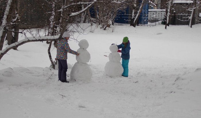 После снегопада детвора налепила снеговиков в Иркутске