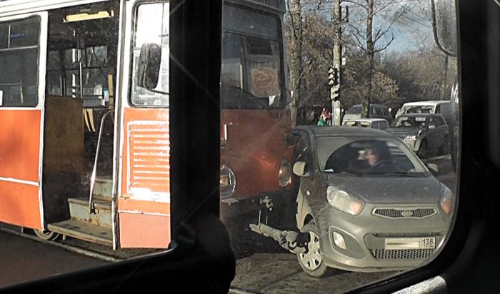 В Иркутске в час пик иномарка врезалась в трамвай