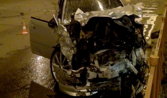 В Иркутске в ночной аварии погиб водитель, трое госпитализирован