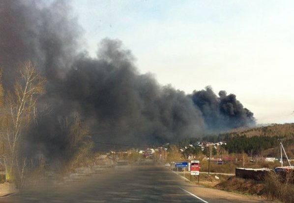 В Иркутске горела свалка шин