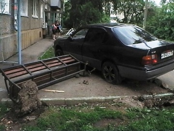 ДТП в Иркутске: водитель сбил девушек на лавочке