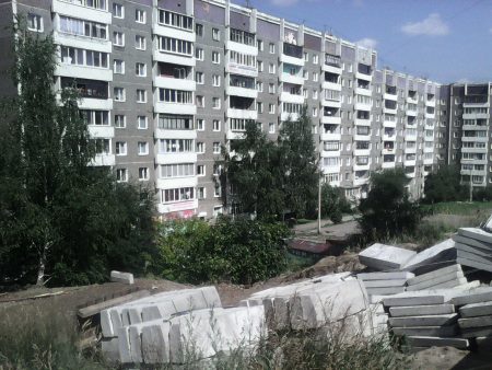 В микрорайоне Университетском начали ремонтировать лестниц