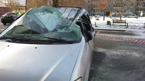 В Ангарске облицовочная плита жилого дома упала на припаркованный автомобил
