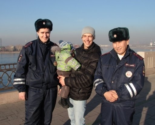 В Иркутске инспекторы ГИБДД спасли жизнь ребенк