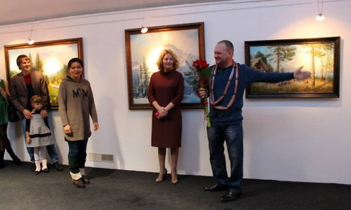 В Иркутске открылась выставка художника, рисующего картины на дне Байкала (Видео