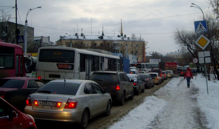 Из-за снегопада в Иркутске образовались 9-балльные пробки