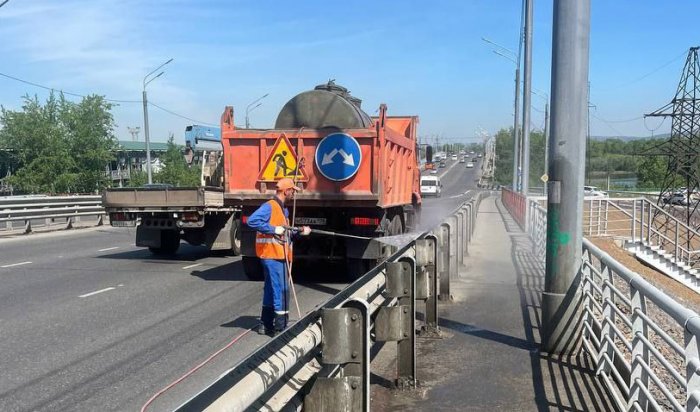 В Иркутске очищают дороги и тротуары