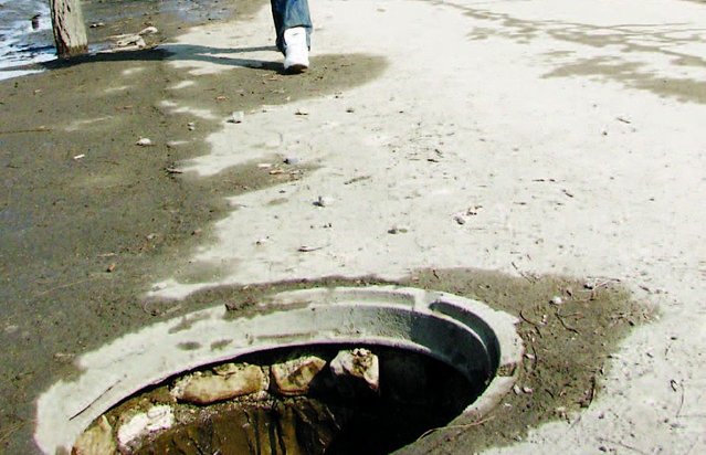 В Иркутске за неделю похищают по три канализационных люка