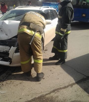 Спасатели помогли пострадавшим в аварии иркутянам выбраться из искореженной машин