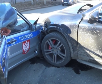 В Иркутске дорогостоящий внедорожник врезался в патрульный автомобиль вневедомственной охран