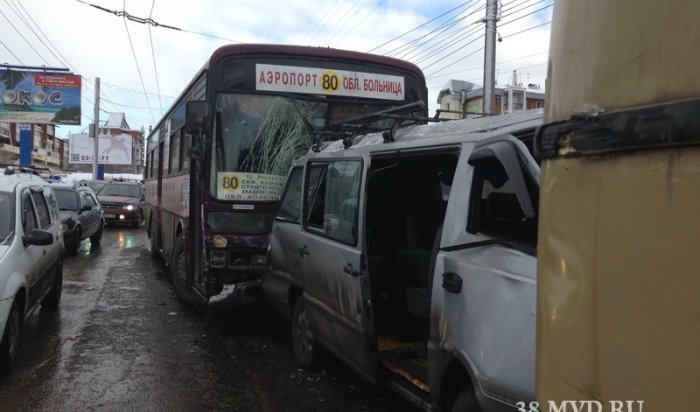 В Иркутске автобус 80-го маршрута протаранил пять автомобилей