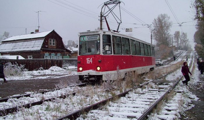 Трамвай сошел с рельсов в центре Иркутска