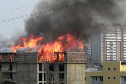 Строящийся жилой дом горел в м-не Радужный в Иркутске