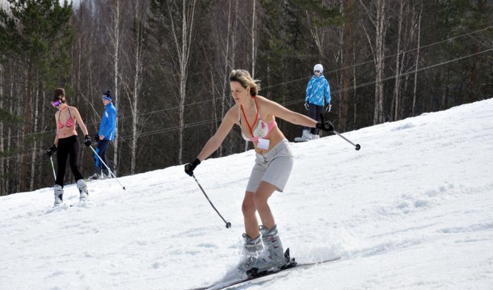 На Байкале 200 сноубордистов и лыжников совершили массовый спуск в купальника