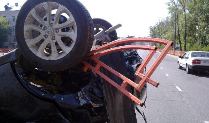 В Иркутске в результате ДТП автомобиль перевернулся  и протаранил ограждение