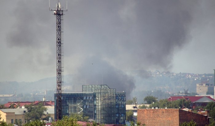 В Иркутске на острове Комсомольский сгорел деревянный дом